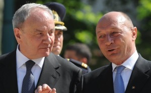 Moldovan President Nicolae Timofti (L) a