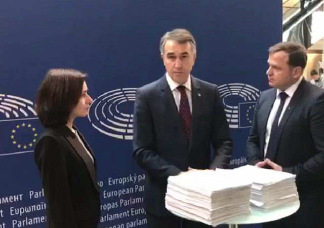 Liderii ACUM au dus la Strasbourg semnăturile a peste 50 de mii de cetățeni care cer UE anchetarea furtului miliardului Eveniment