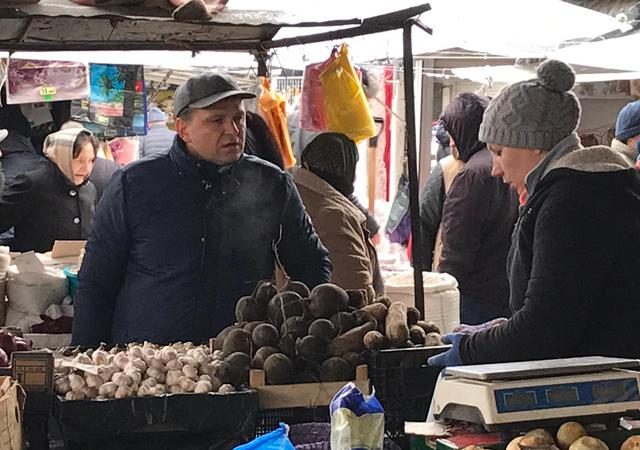 Într-o țară plină de bodyguarzi, Andrei Năstase își face singur cumpărăturile la Piața Centrală // FOTO Recomandat