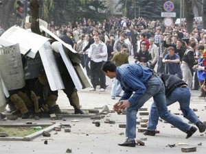 7-aprilie-2009-bataie-cu-pietre-Chisinau-Republica-Moldova